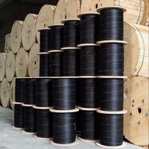 Μαύρο καλώδιο οπτικού FTTH, 4-πυρήνα, που χρησιμοποιείται για κατασκευή επικοινωνιών